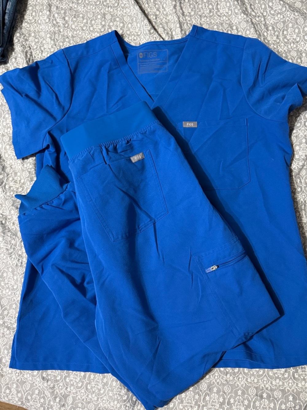 FIGS V-Neck Short Sleeve Scrub Set in Royal